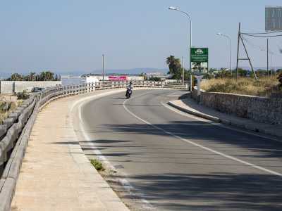 Lasciamo la struttura per percorrere il �lungomare� che ci permette di passeggiare comodamente a ridosso della costa